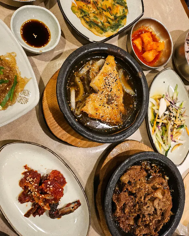 정갈하게 담겨 나온 다양한 반찬들