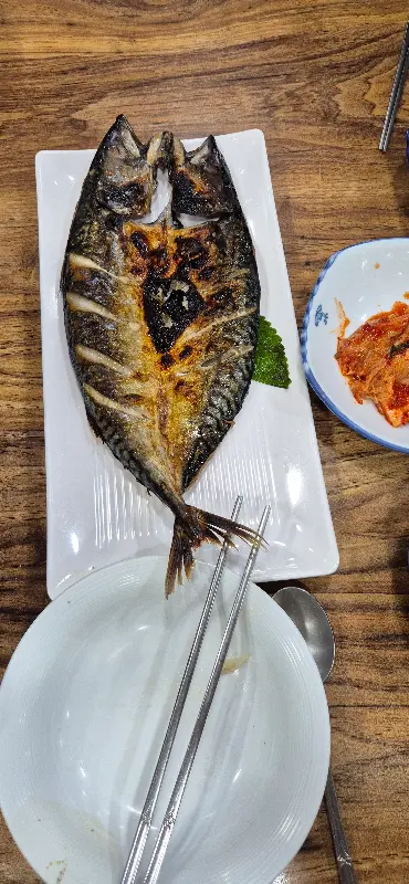 노릇노릇하게 구워진 고등어구이
