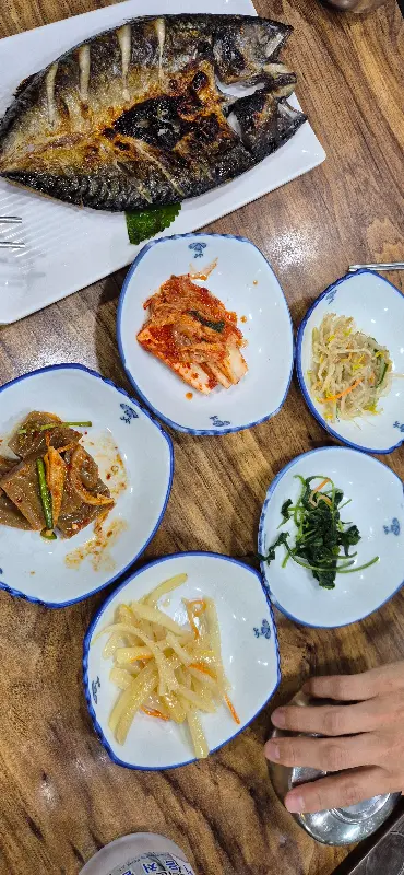 다양한 밑반찬과 함께 제공되는 고등어구이 한 상 차림