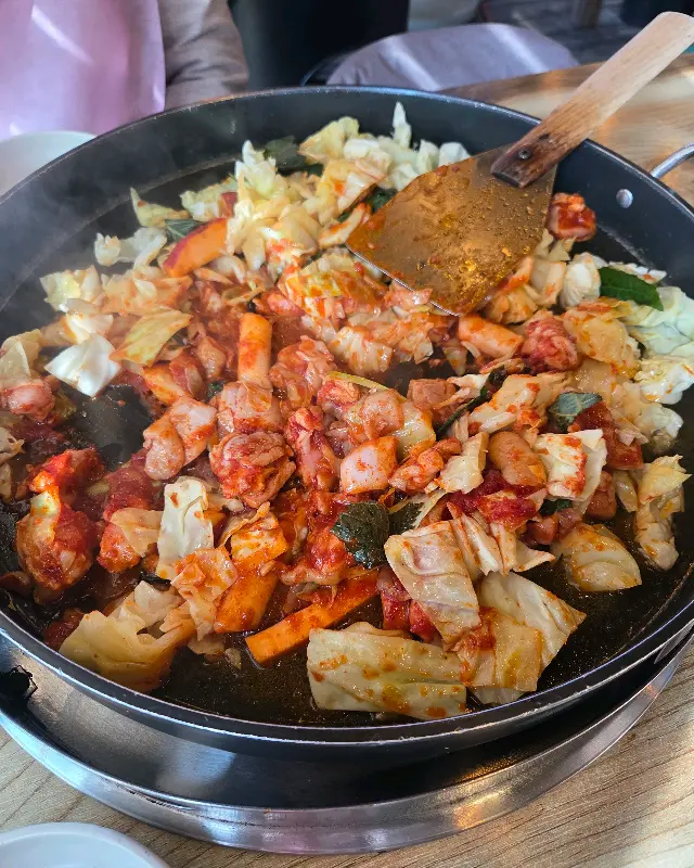 맛있게 익어가는 닭갈비