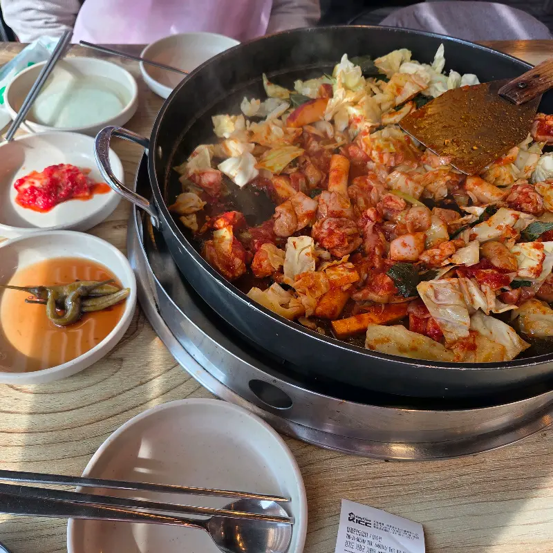 맛있게 익어가는 닭갈비