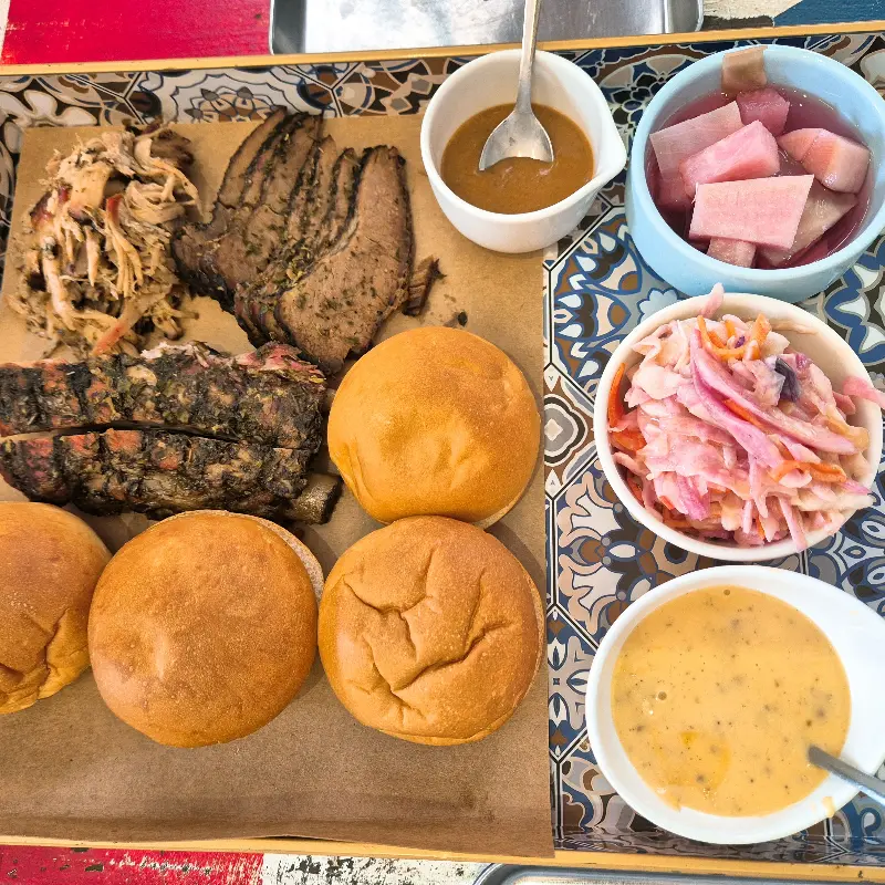 다양한 소스와 곁들여 먹는 바베큐