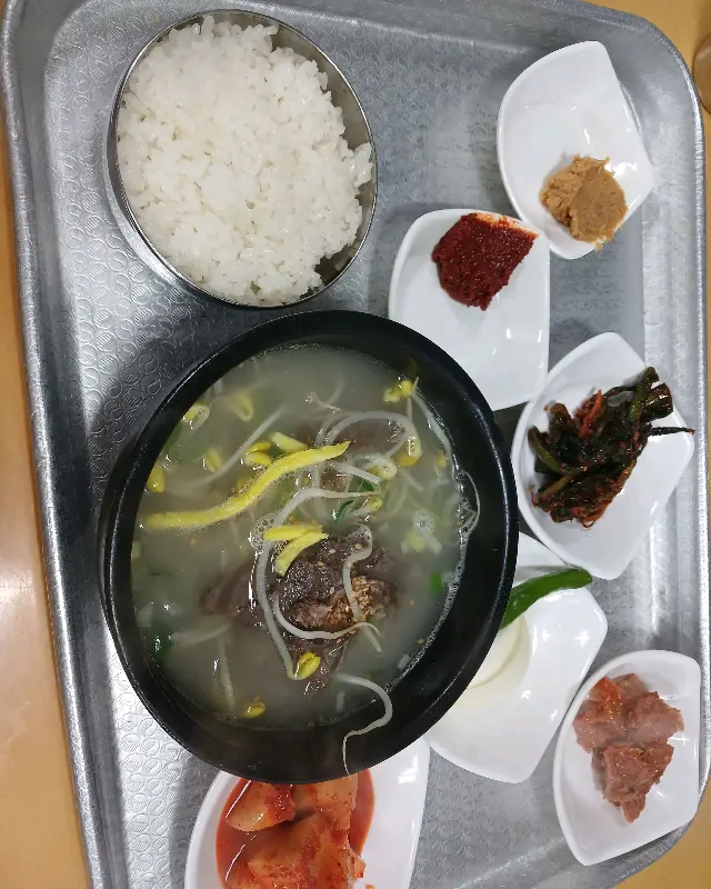 장터뚝배기 국밥 한 상