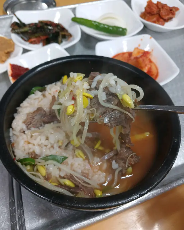 국밥 속 고기와 콩나물