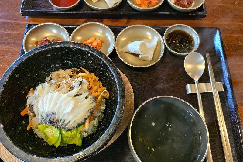 돌문어 비빔밥과 정갈한 반찬들