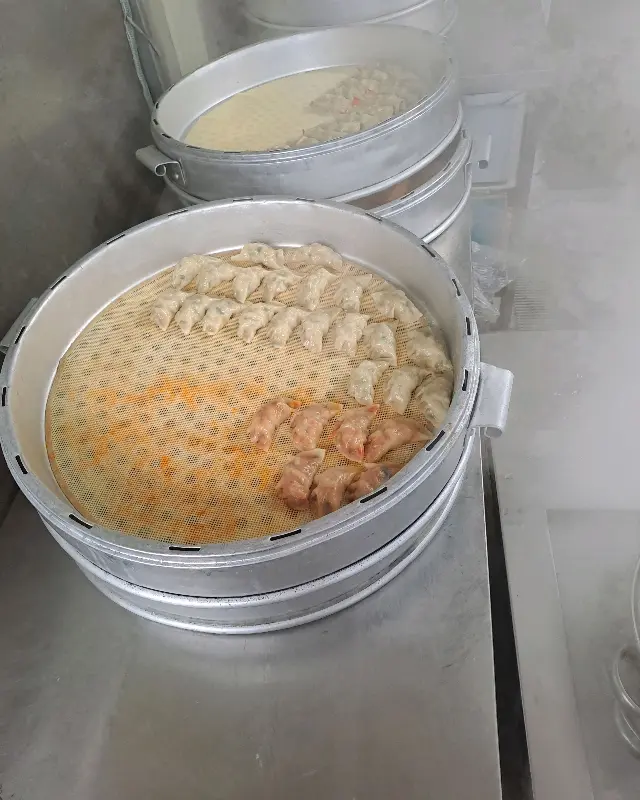 찜통 안의 만두와 찐빵