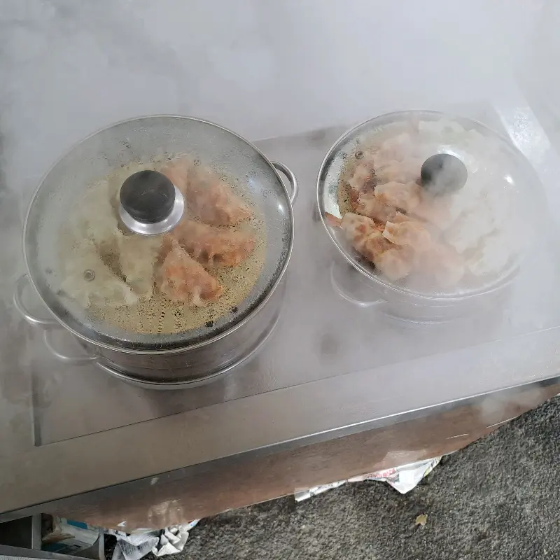 김이 모락모락 나는 만두 찜기