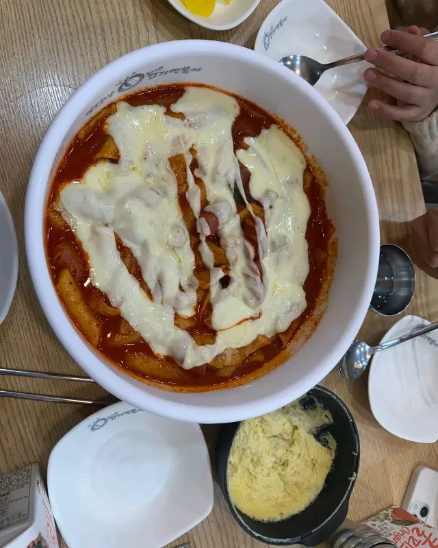 모짜렐라 치즈가 듬뿍 뿌려진 엽떡