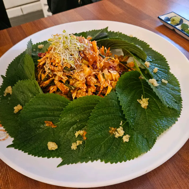 신선한 깻잎으로 화려하게 장식된 회무침