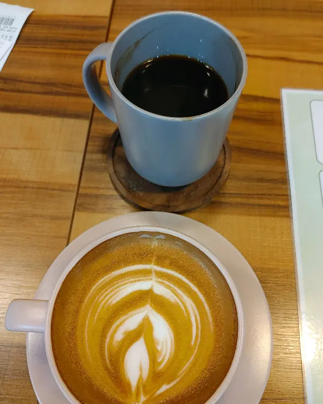 플랫화이트와 드립커피 사진