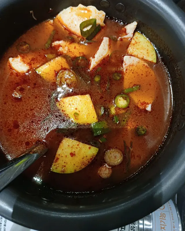 보글보글 끓는 순두부찌개