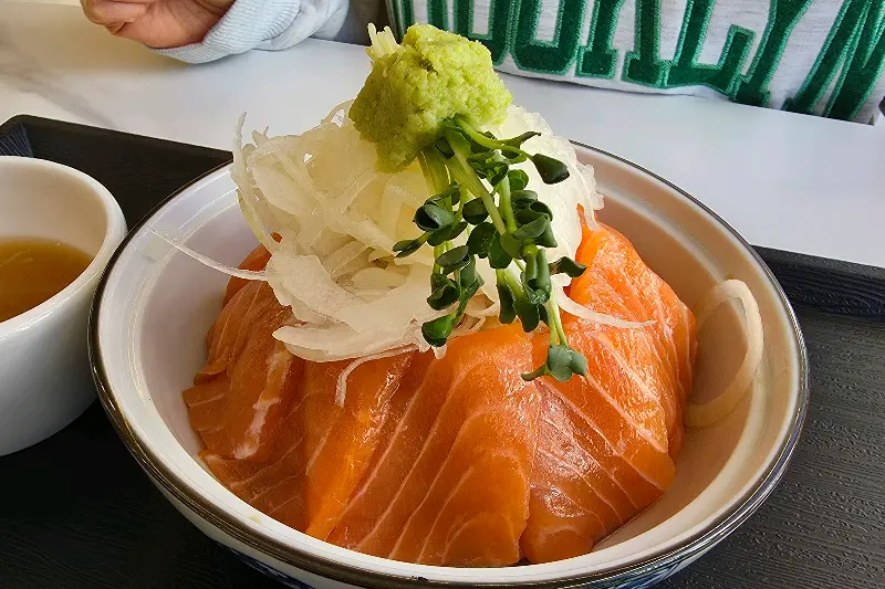 신선한 연어가 듬뿍 올려진 연어덮밥