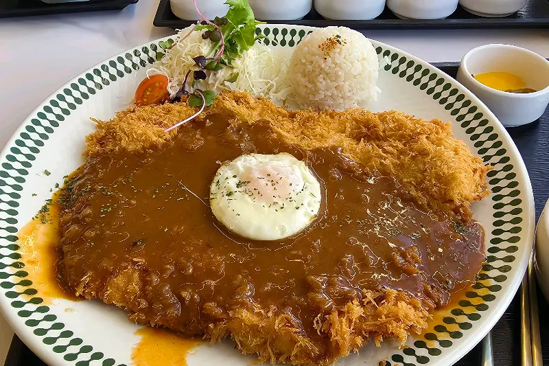 카레라이스 위에 올려진 반숙 계란이 인상적이다.