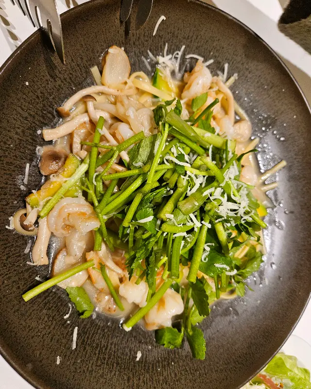 미나리가 듬뿍 올라간 파스타