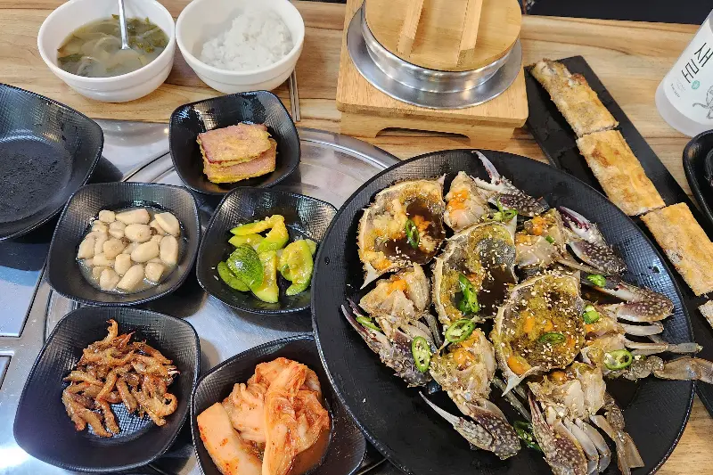 다채로운 밑반찬과 간장게장이 함께 놓인 식탁