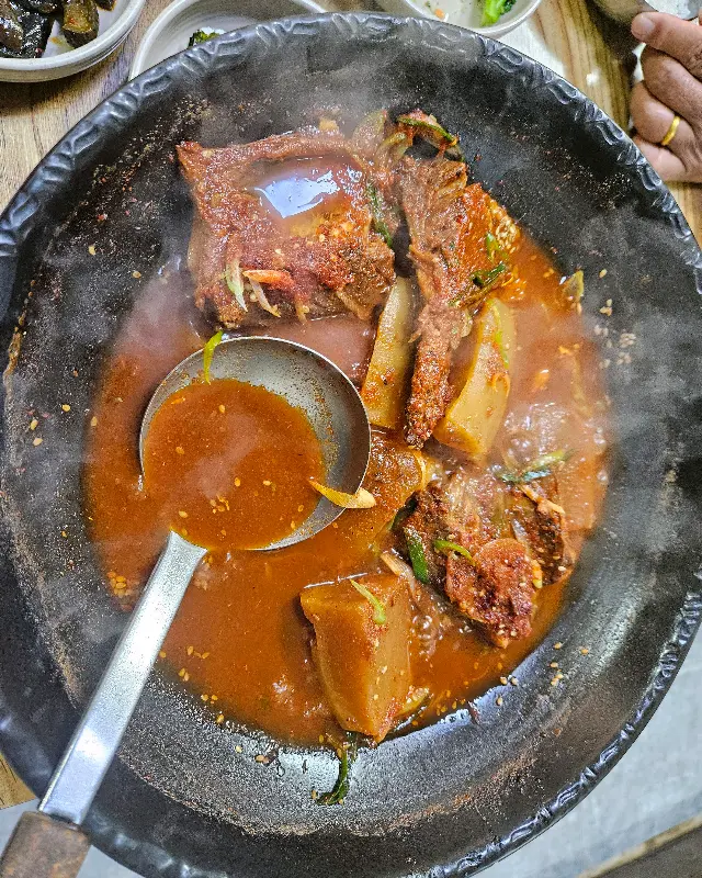 김치찜과 곁들여 먹는 풍성한 밑반찬