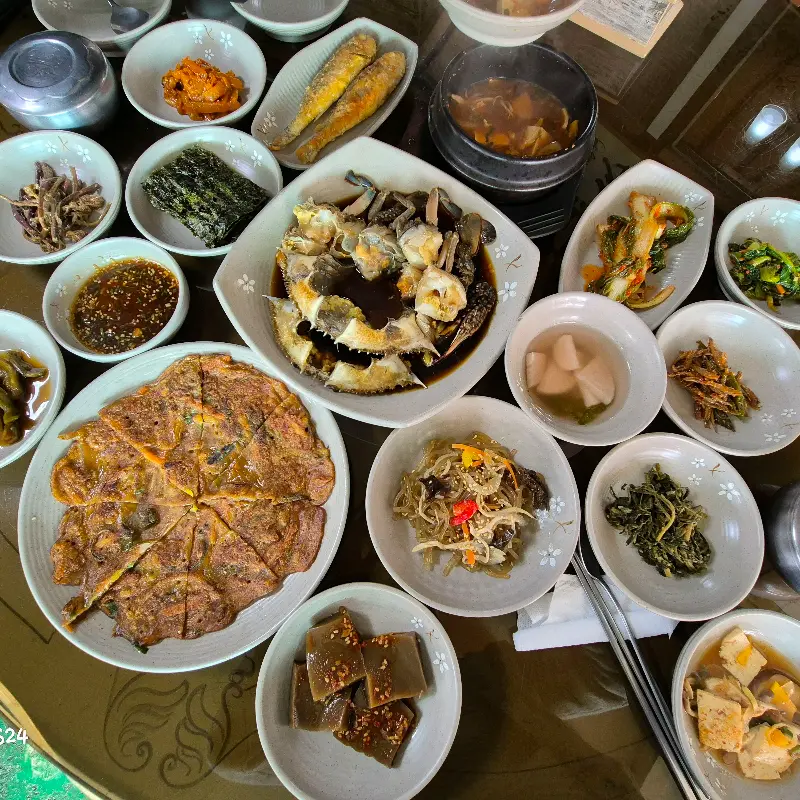 정갈한 반찬 구성