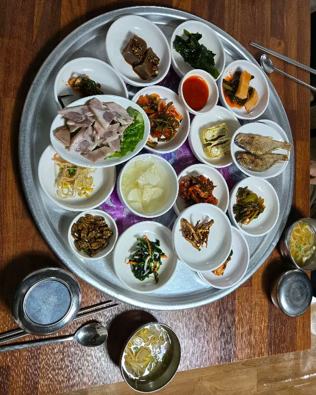 항공샷으로 담아낸 푸짐한 백반 한 상