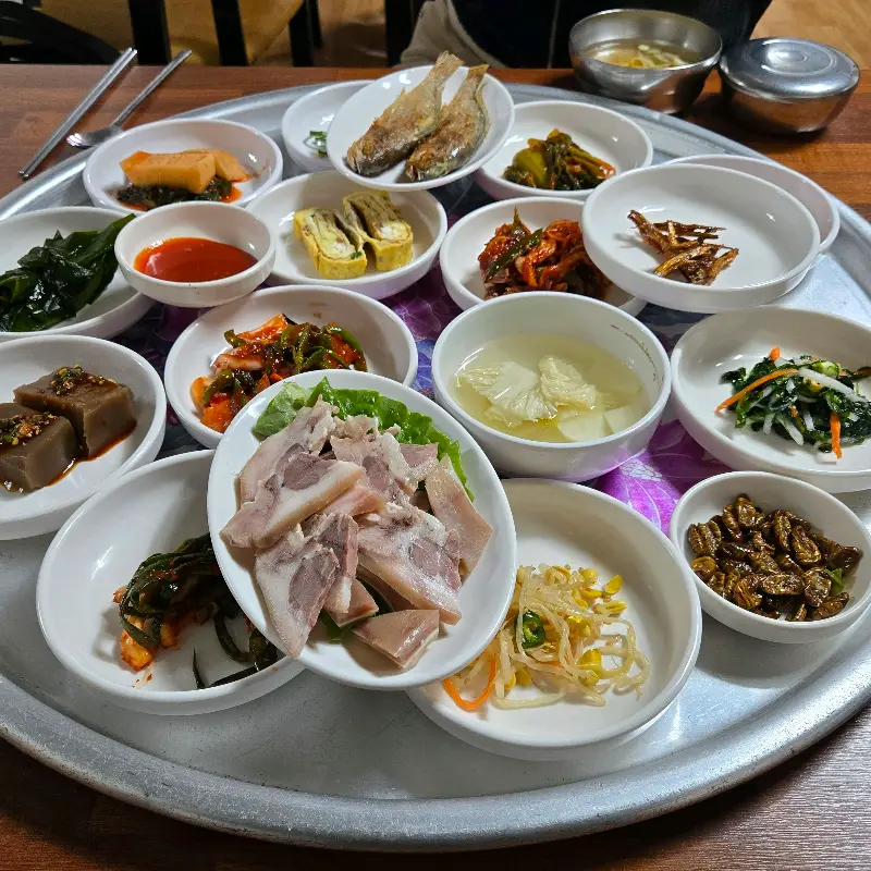 푸짐한 백반의 다양한 반찬들
