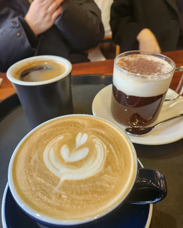 크리스마스 분위기로 장식된 비사이드 카페 내부