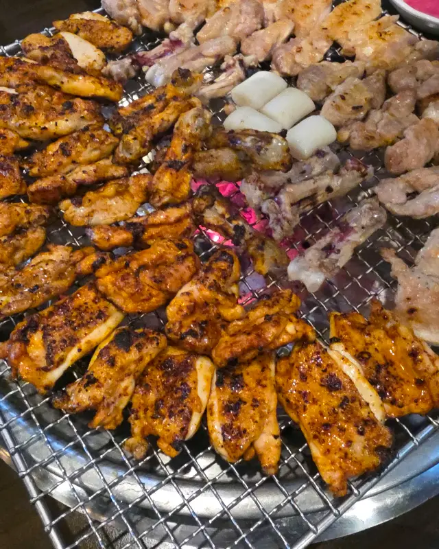 숯불 위에서 노릇노릇 익어가는 닭갈비