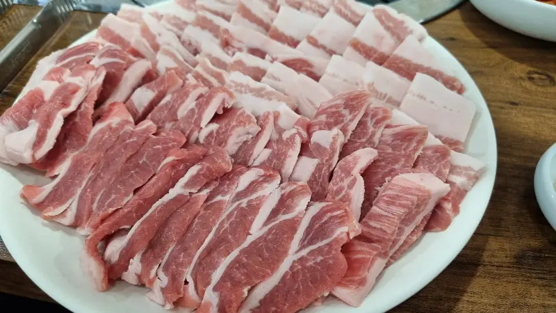 정갈하게 담겨 나온 삼겹살