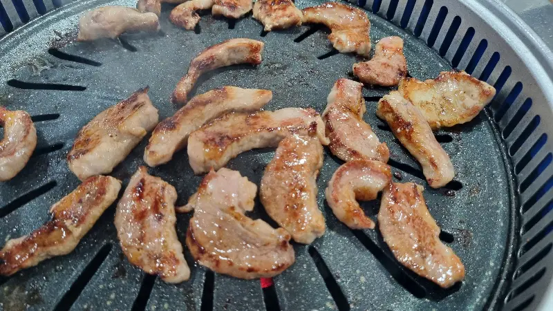 불판 위에서 구워지는 가브리살