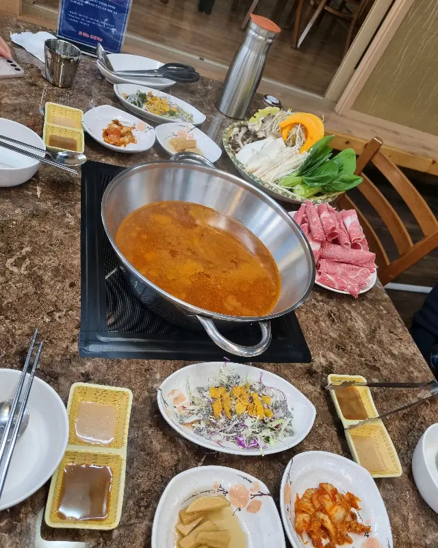 푸짐한 만두전골 한상차림