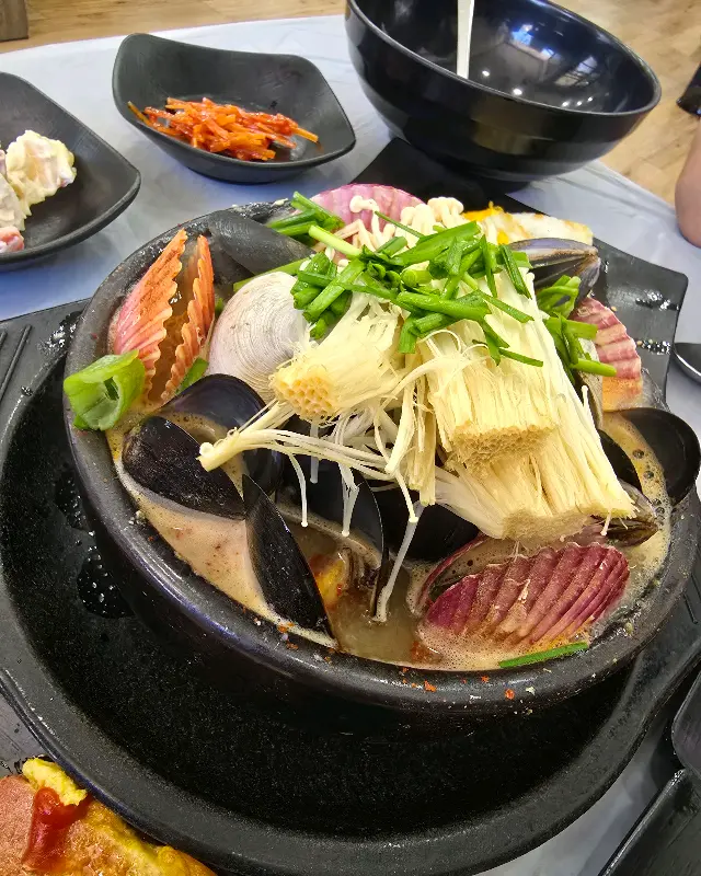 해물과 버섯이 푸짐하게 들어간 해물뚝배기