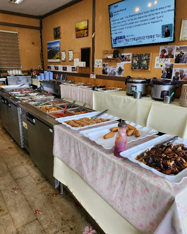 다양한 종류의 반찬이 놓인 뷔페 코너