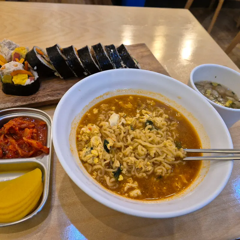 김밥과 라면