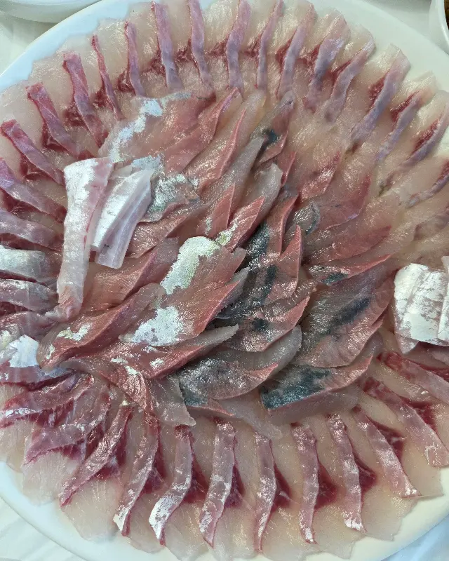 접시 가득 담긴 마래미회