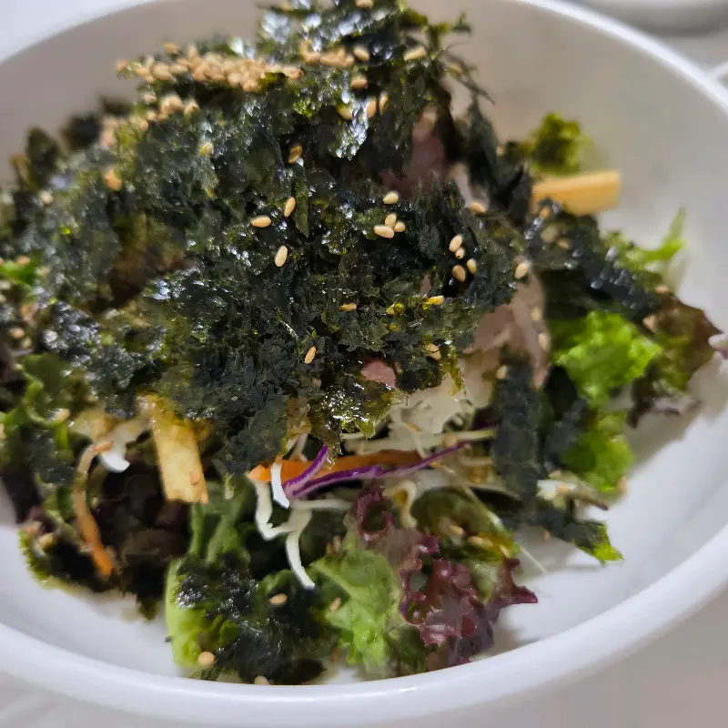 싱싱한 재료가 듬뿍 들어간 회덮밥