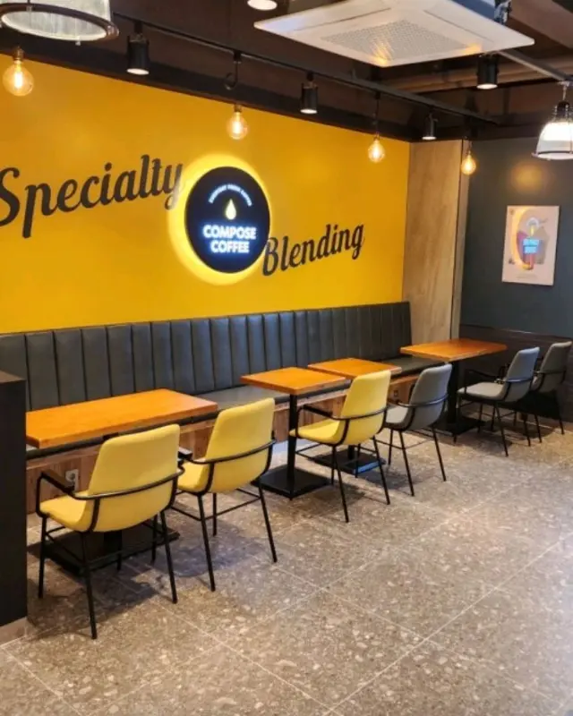 깔끔하고 아늑한 컴포즈커피 매장 내부