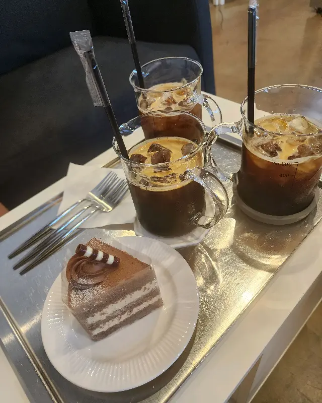 깔끔하게 차려진 디저트와 음료