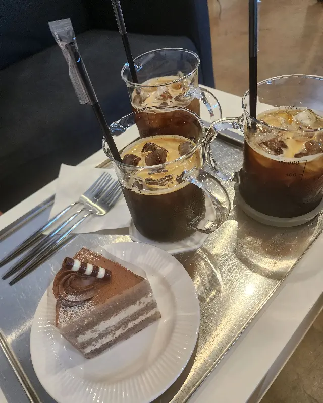 테이블 위에 놓인 음료와 케이크