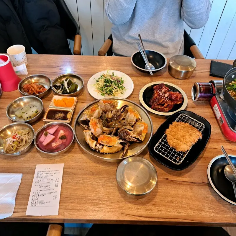 테이블 가득 채운 음식