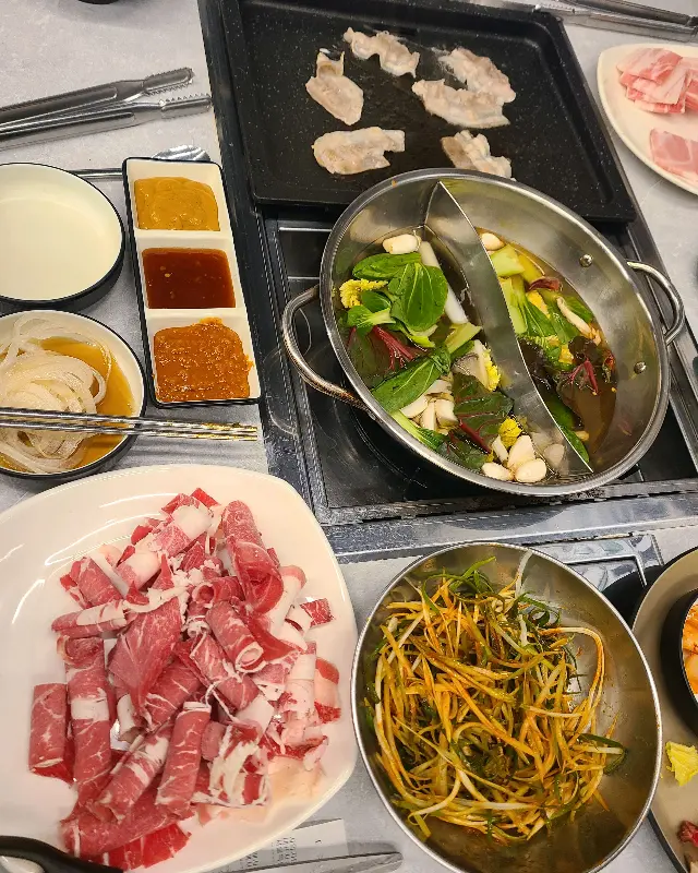 샤브샤브와 구이 한 상 차림