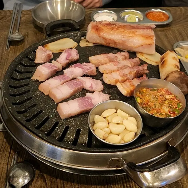 노릇하게 구워진 삼겹살