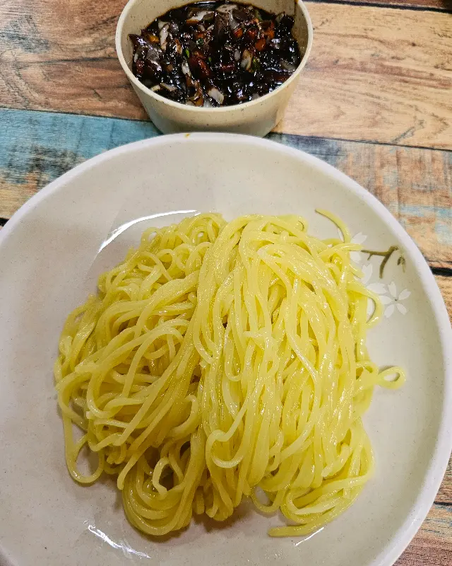 윤기가 흐르는 짜장면