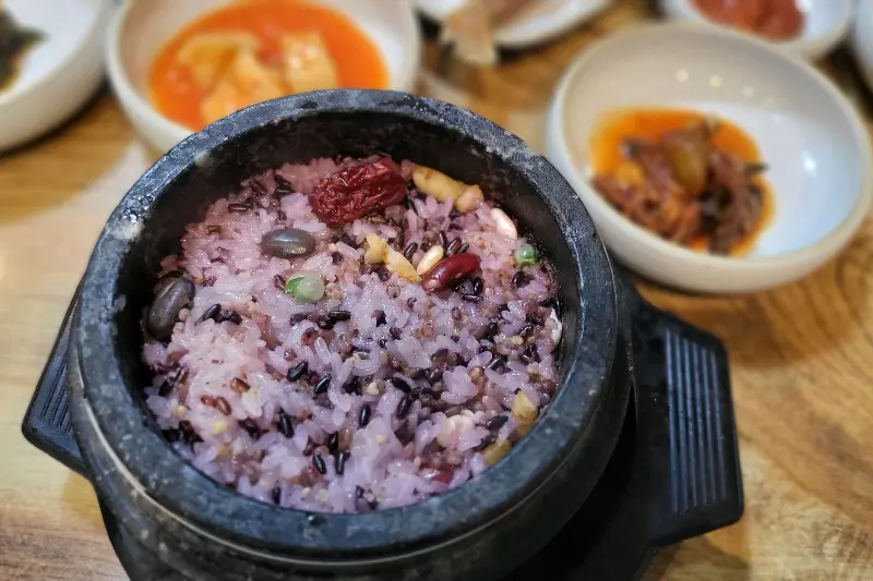 영양돌솥밥과 다양한 반찬