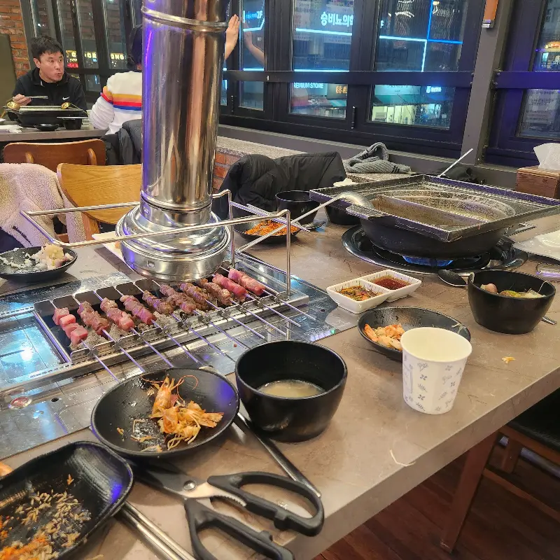 훠궈와 양꼬치가 함께 구워지는 테이블