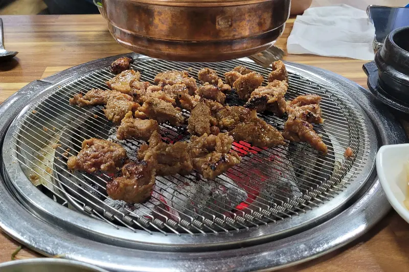 불판 위에서 맛있게 익어가는 막창
