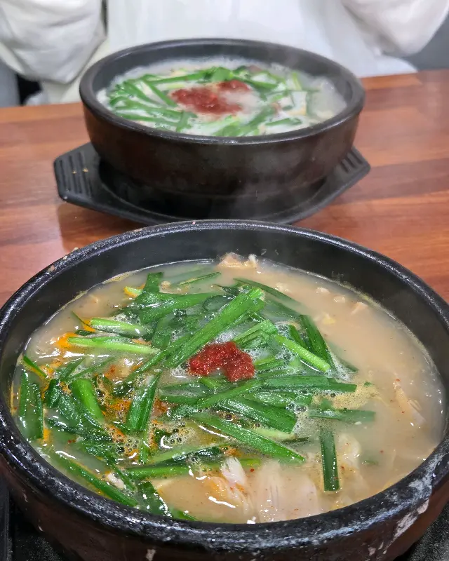 뽀얀 국물에 부추와 다진 양념