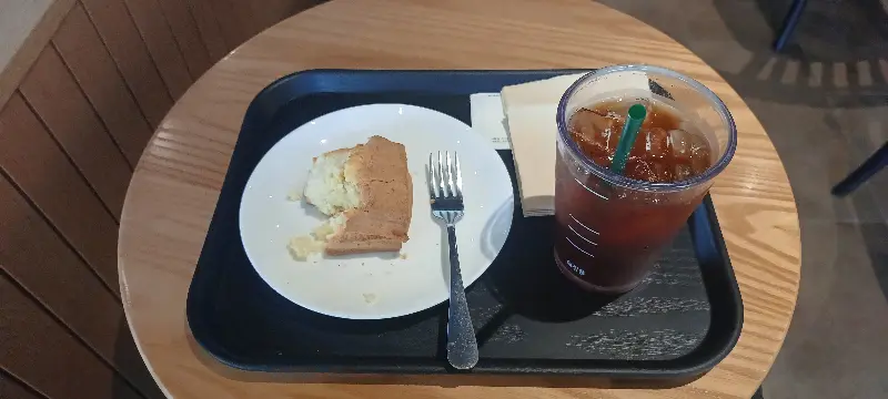 케이크와 아이스 아메리카노