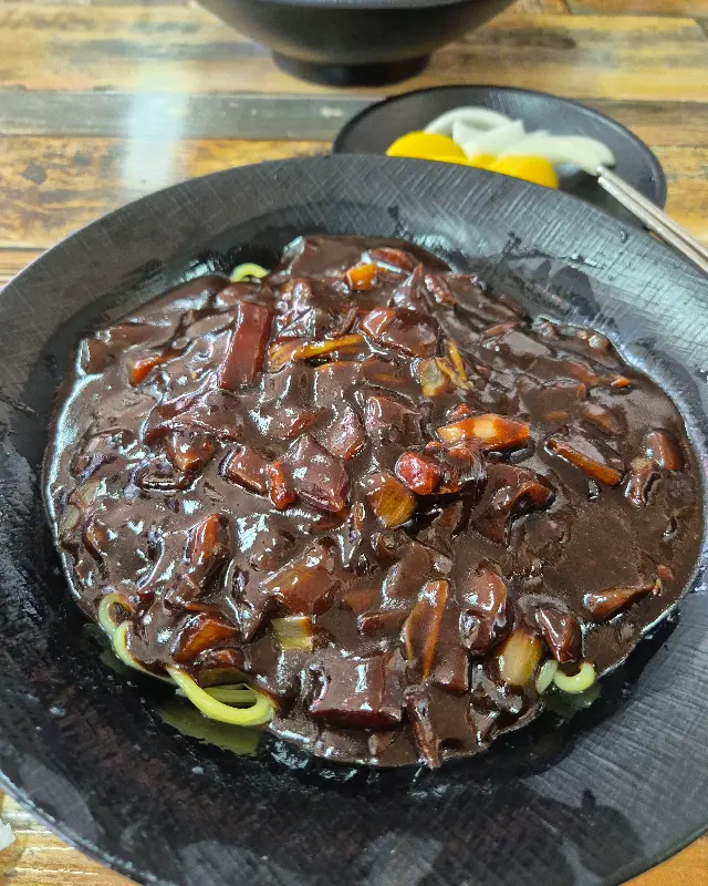 윤기가 흐르는 짜장면