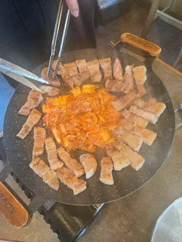 잘 구워진 삼겹살과 김치의 조화