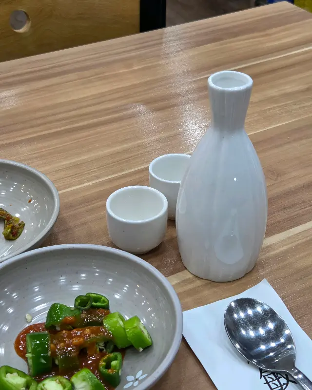 인삼주가 담긴 도자기 병과 술잔