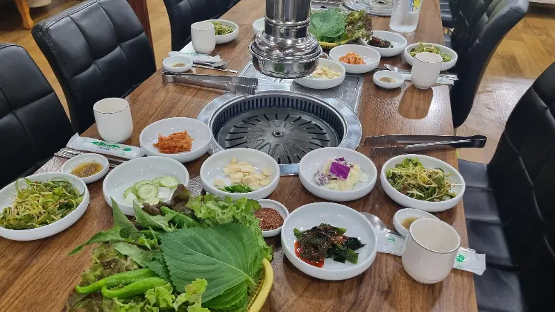 푸짐하게 차려진 테이블 전체 샷