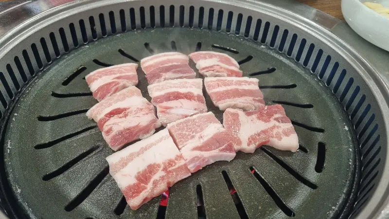 불판 위에서 맛있게 익어가는 삼겹살